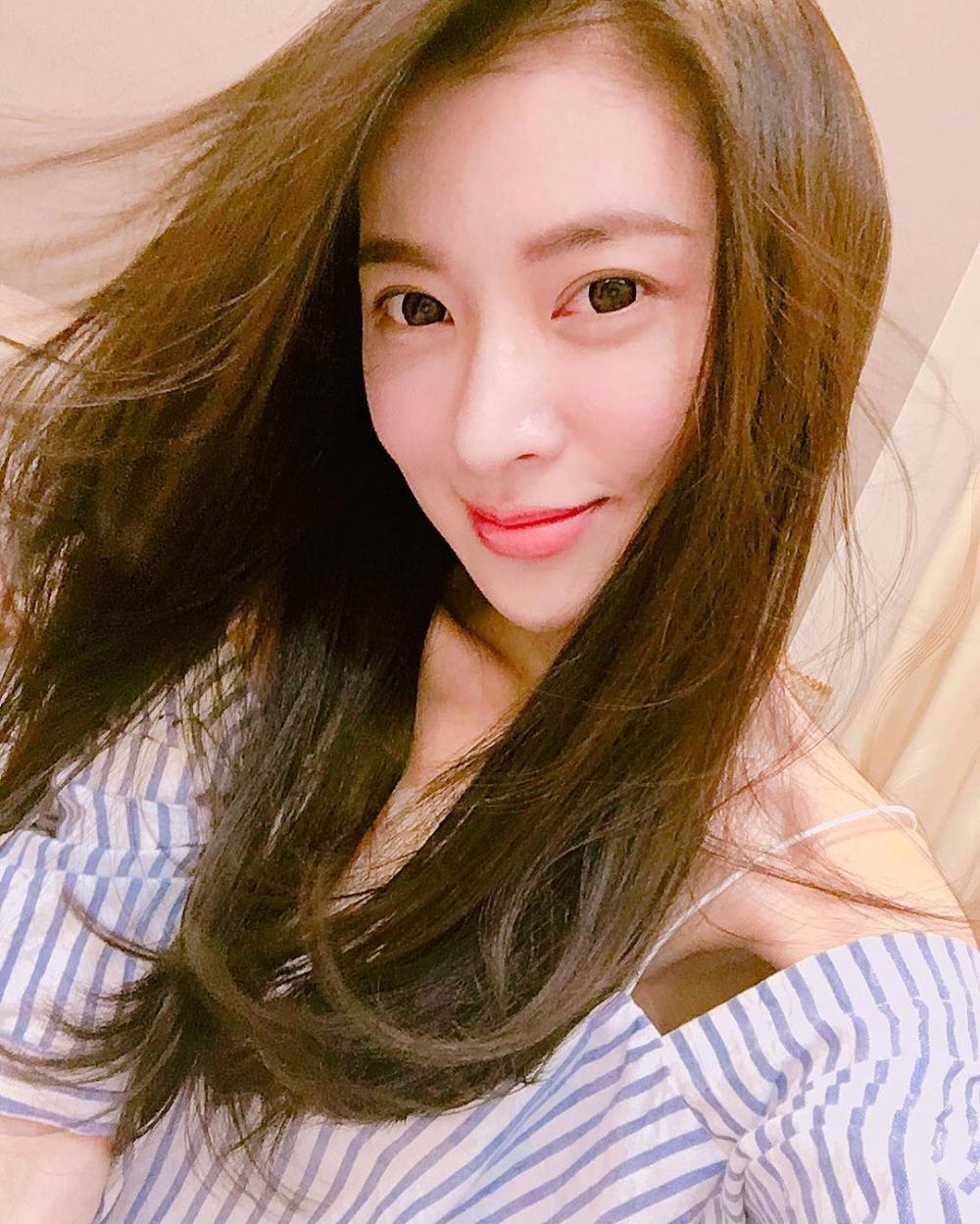 我玩了妹妹一个月 她说就喜欢让我给她脱内衣