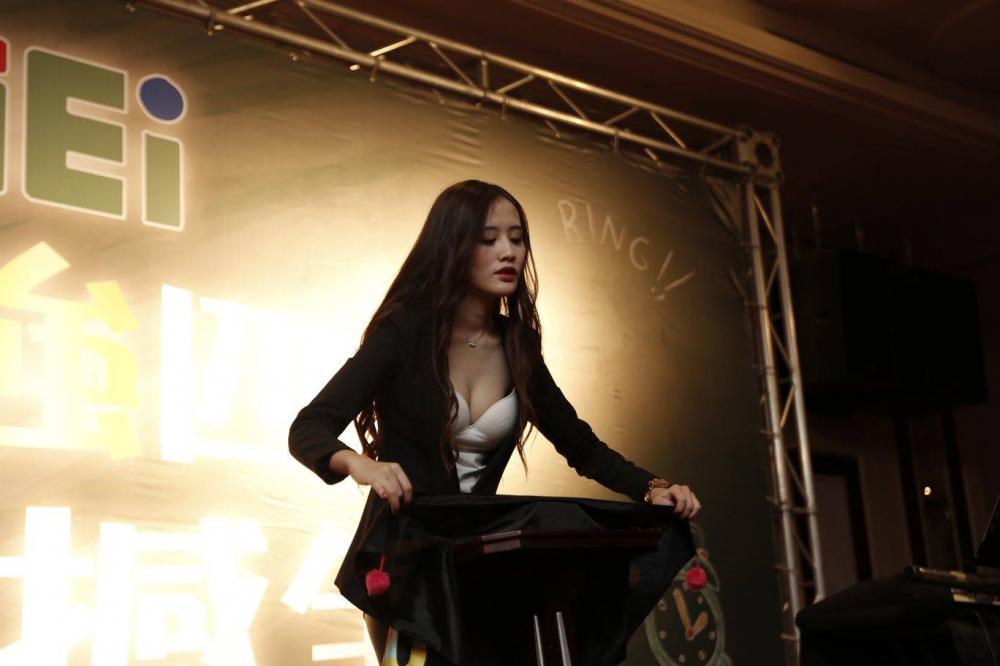 男朋友接吻吸胸 如何吻得他神魂颠倒 他很大很硬啊!爽