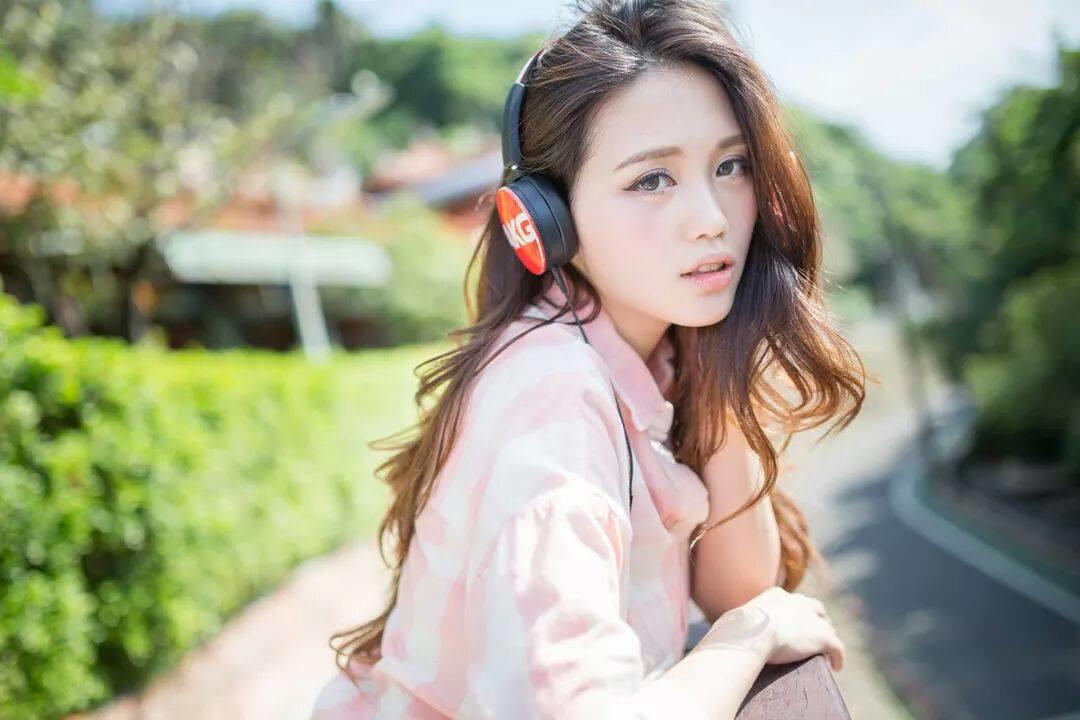 师生恋 高壮学生把我抱起扔在床上好疯狂