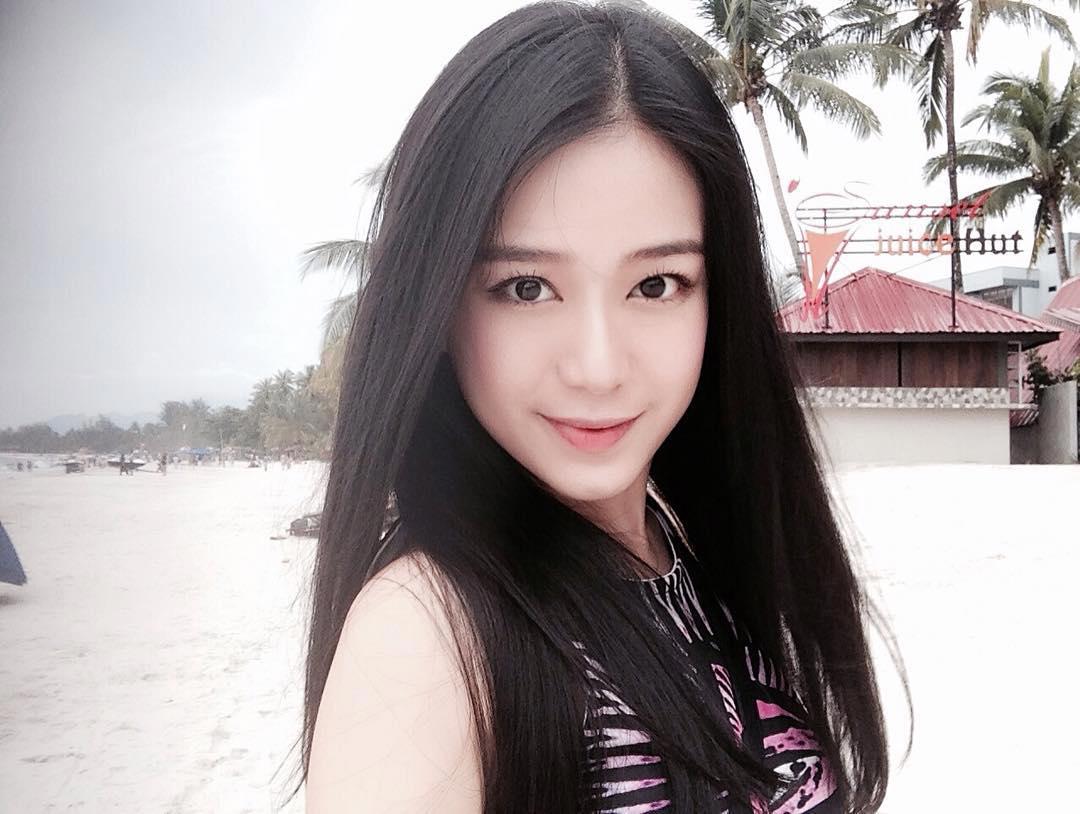正在和男人玩车震的她被儿子撞上了