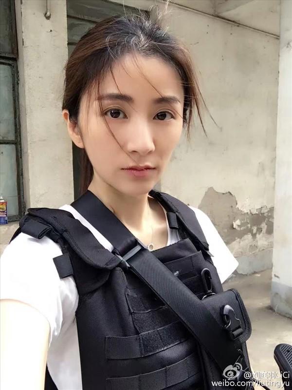 办公室撞击旗袍美妇的桌子 我听到了奇怪的声音