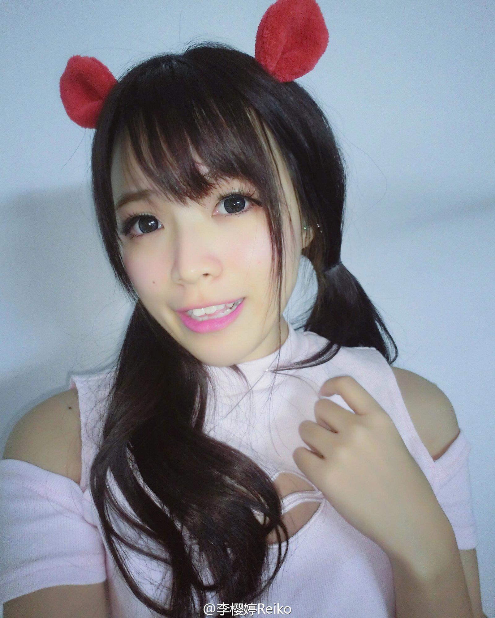 你的眉毛碰到我的唇角