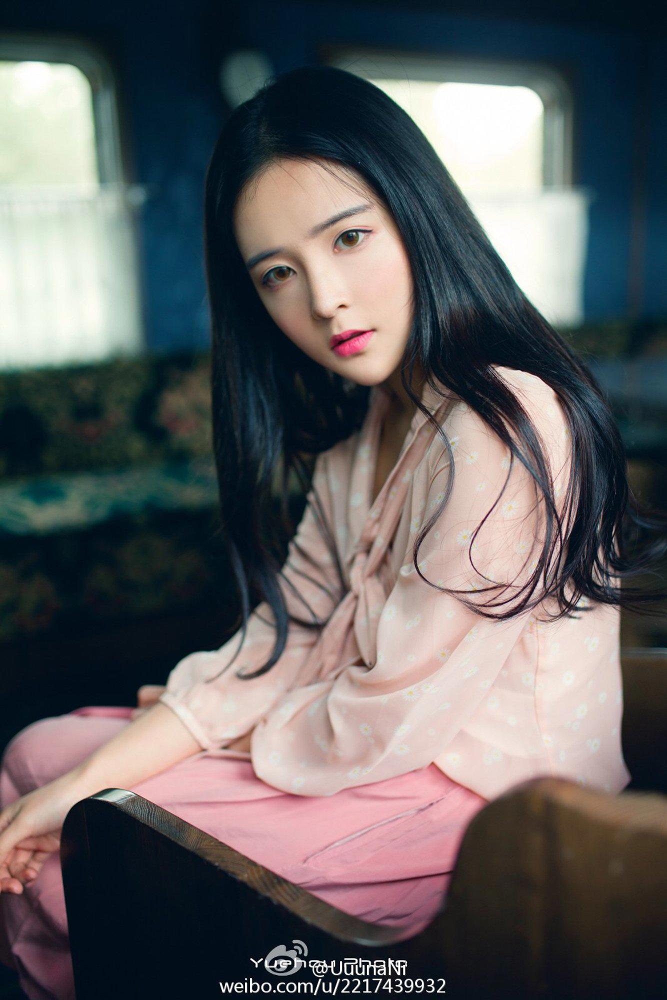 我把她压在身下,摸索着撕扯她的衣服