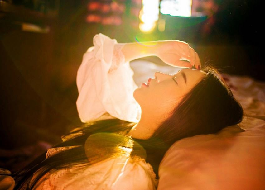 别动你一动会更痛 乖一会就不疼了很快的 宝贝第一次有疼忍着点