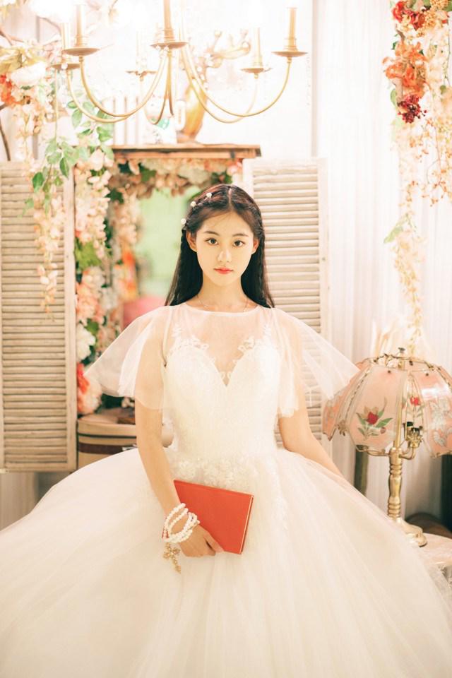 残疾丈夫结婚20周年为妻首披婚纱