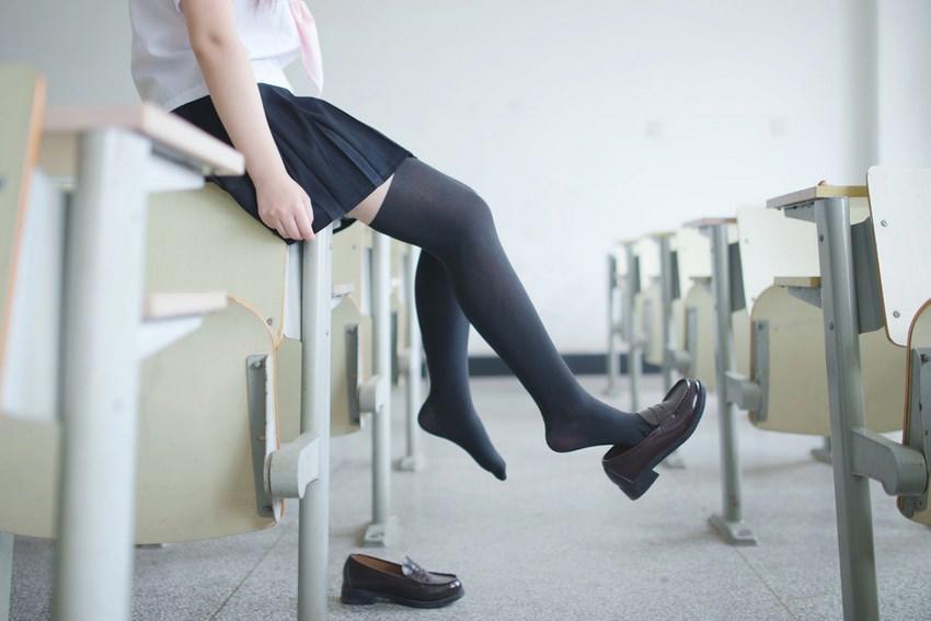 穷小子与漂亮吧女的情感经历