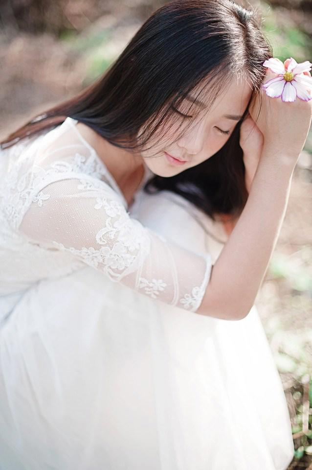 口述:老公从背后抱着我闺蜜揉胸