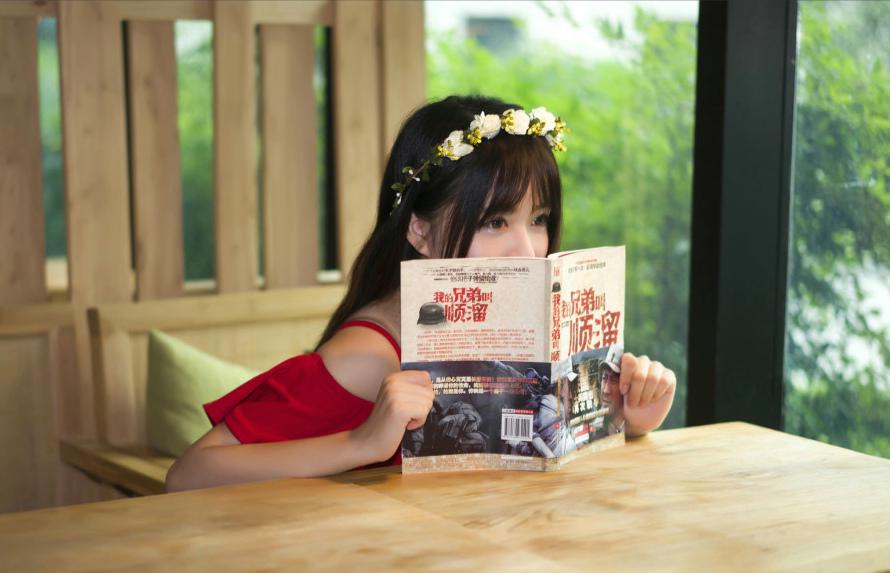 队长骑在女知青身上 女知青被队长抱上炕 女知青的不堪往事