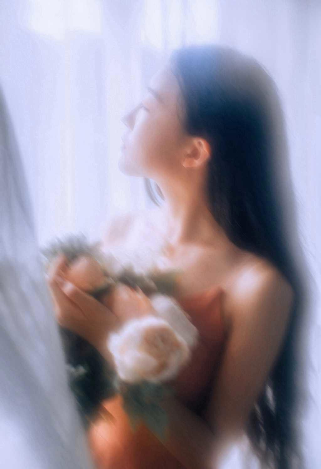 恶心！无法忍受女友当众挖鼻孔