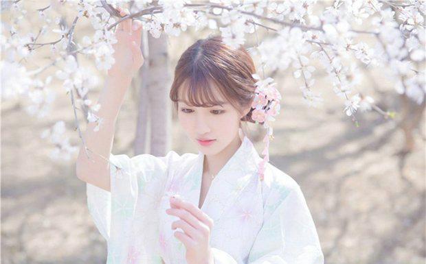 暧昧的颜色逐渐转绿 电梯间里他一把扯开我老婆的吊带