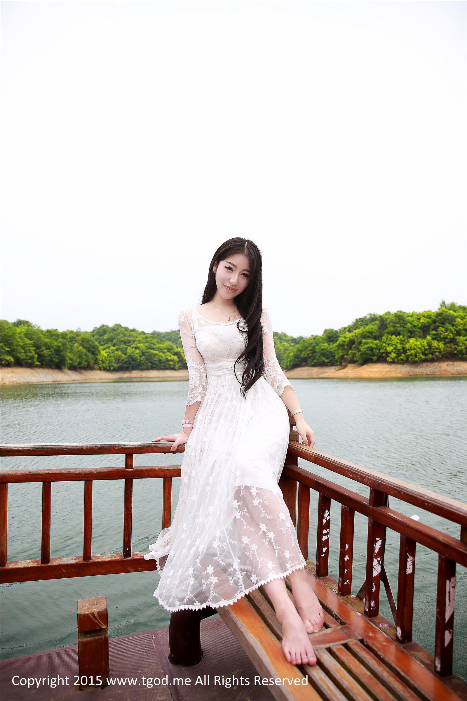 女同学让我帮她揉下面，我慢慢的把手放在她的腿中间