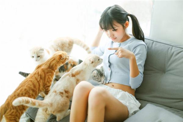 寂寞人妇在老总办公室发牢骚