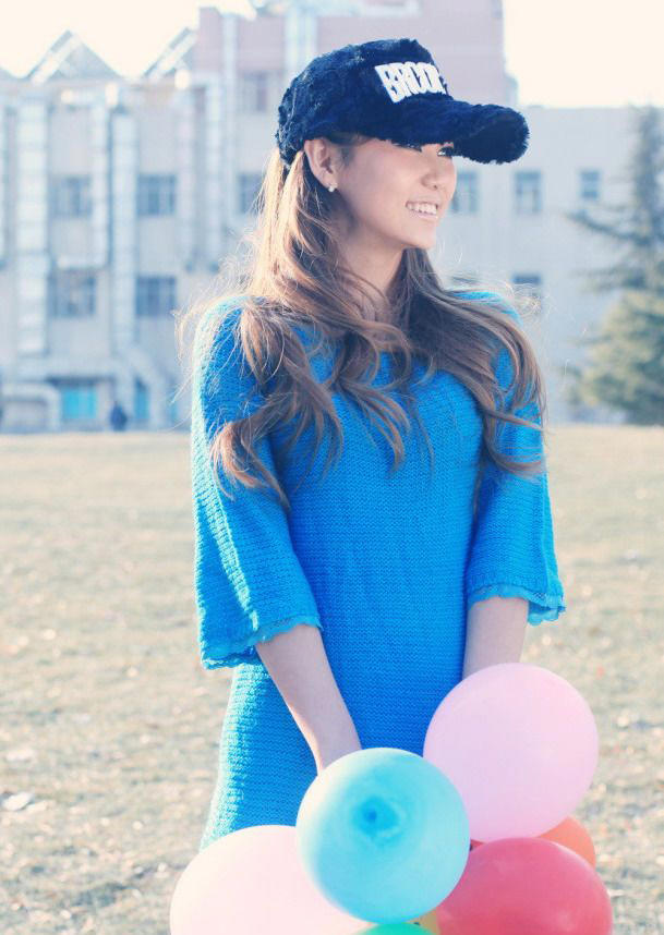 一只布满裂纹的水缸