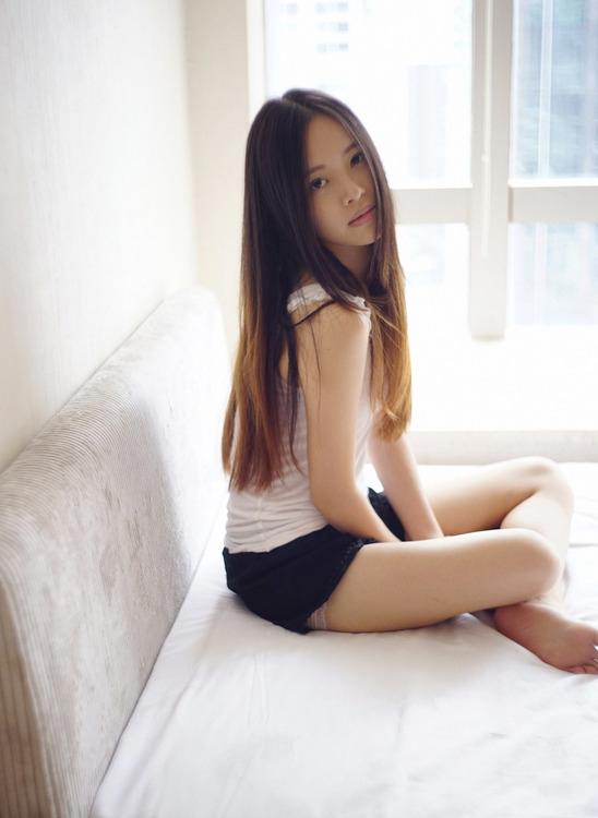 老公玩哥们儿的老婆，被当众啪啪啪一顿揍