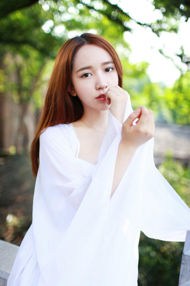 她老公出轨女同事，却裸着双乳来诱惑我男人