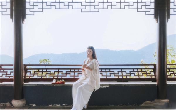 翁熄系：我洗碗时公公在厨房撕开了裙子要了我