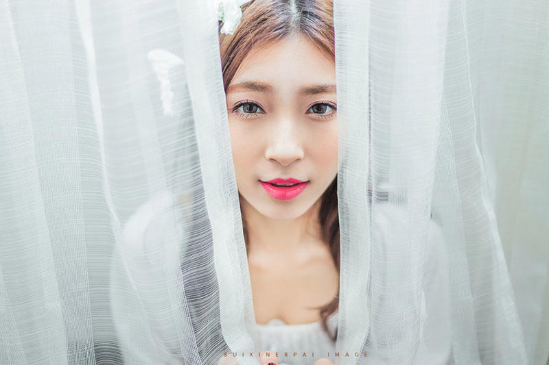 她和那个不属于她的他