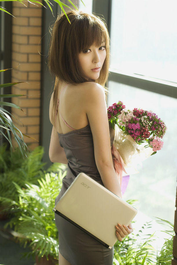 爽！美女同事与我在电梯里做爱