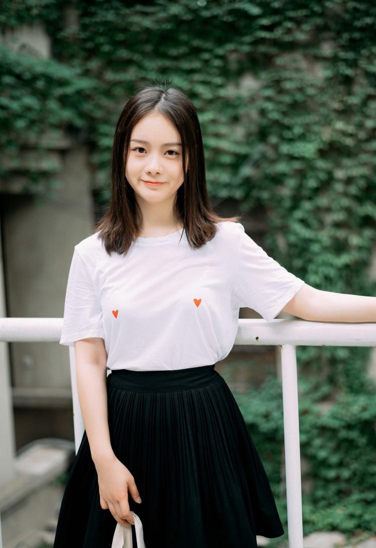 比较色的小说 美女脱下内衣给男人随处摸