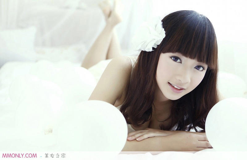 女白领的情爱经历，趴着把腿张开给前男友进了三次
