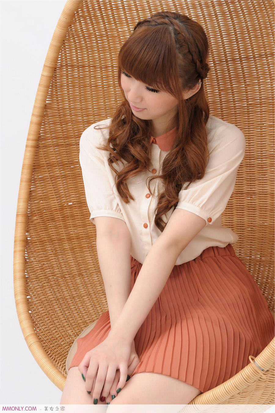 卧室里,我的身体在他的喘息声中此起彼伏