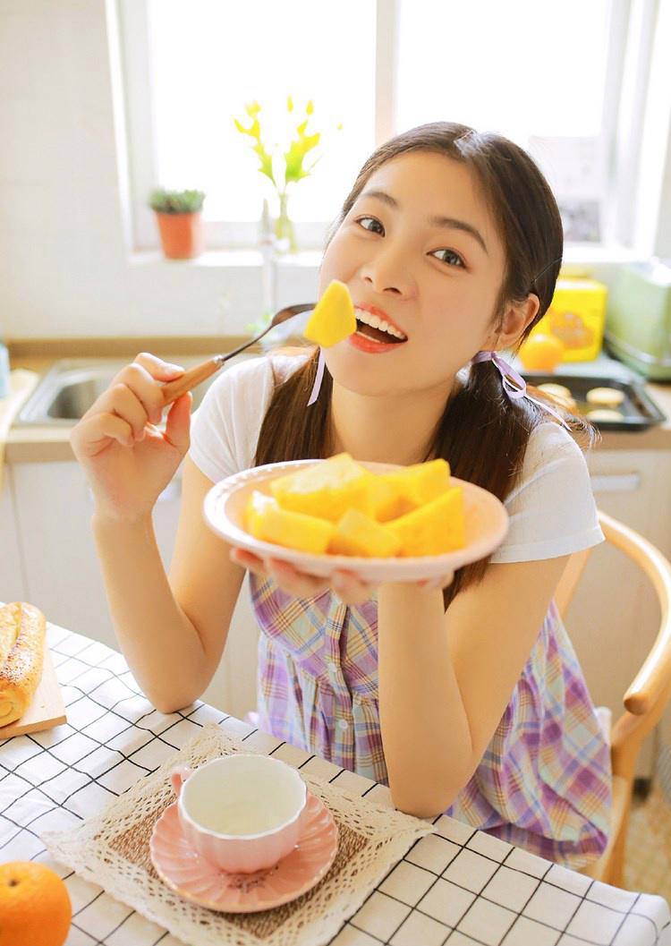 女生口述初次自慰体验全过程，双腿夹紧相互挠痒痒