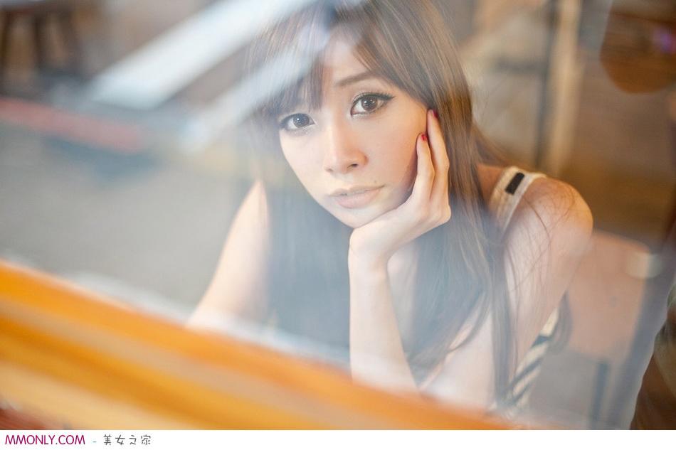 女人忘穿内裤美女蹲着露下体 陌陌约炮网