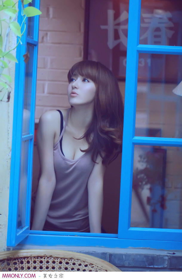 把她按在座椅上占有 她掀开裙子坐在我身上