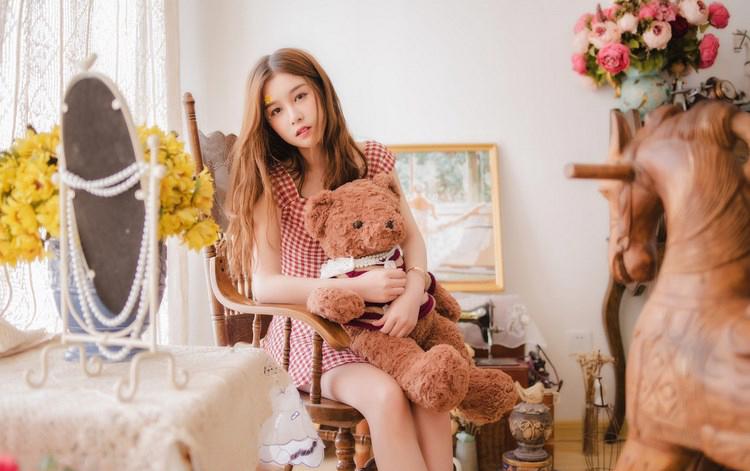 两个男人搞一个女的 同时陪两个男人睡觉 两个男人玩一个