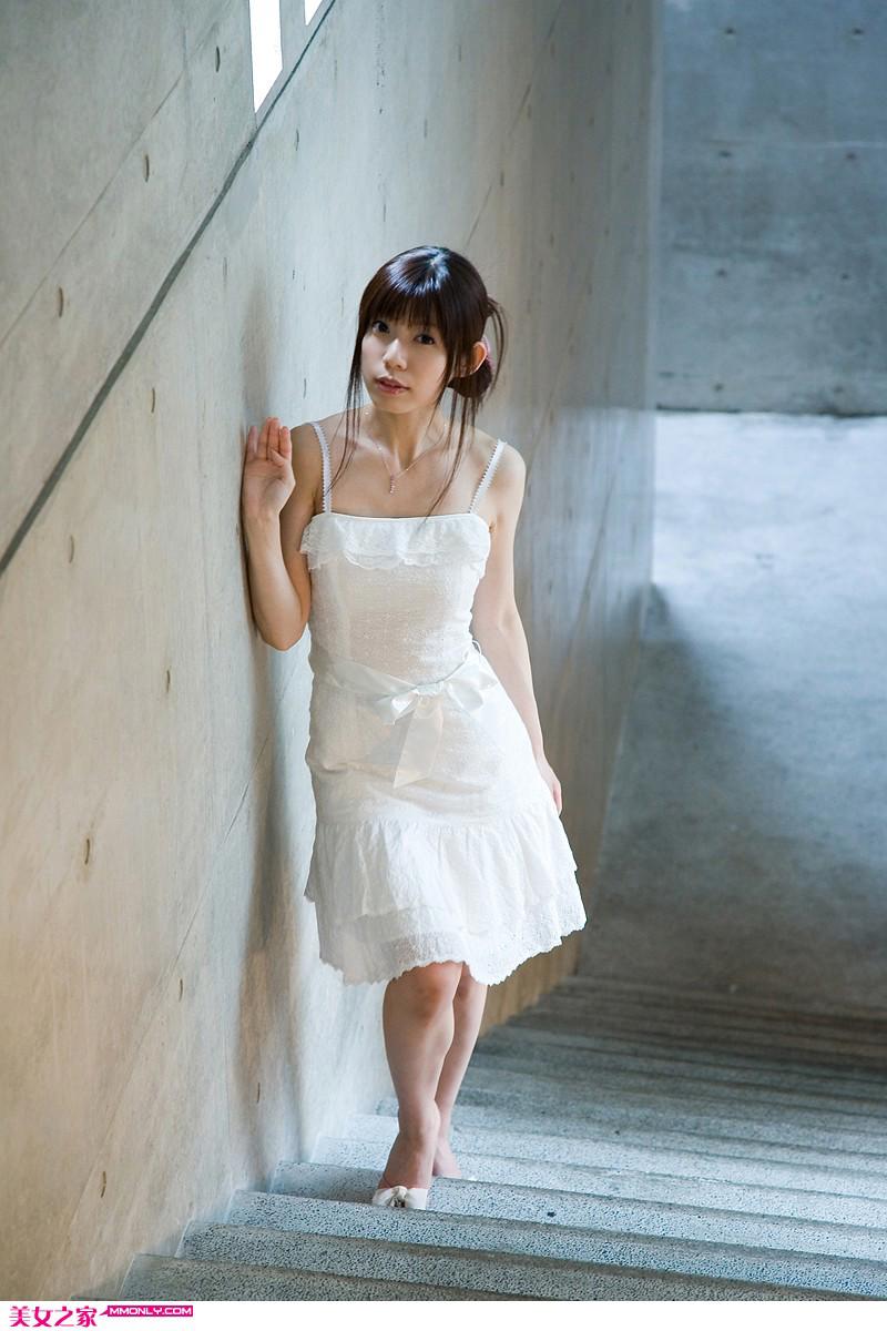 两个美妇用嘴服侍绝世美人 强扒女服务员女服