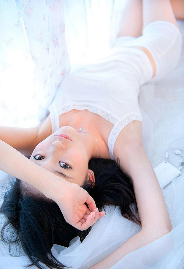 乌克兰美女扮熊猫向成都小伙当众求婚