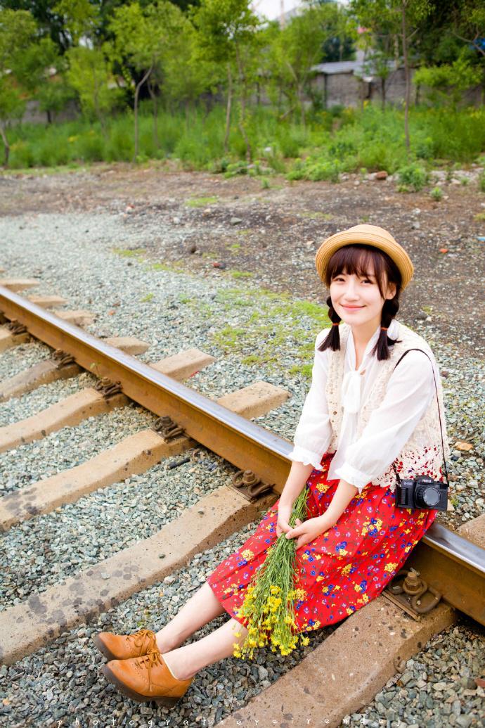 爱比屋檐低_生活故事