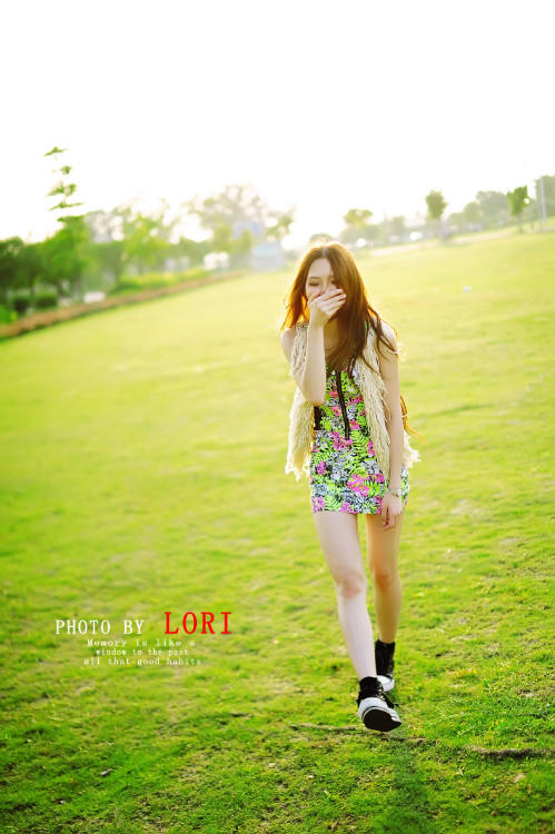 老公和穿着透明性感睡衣的闺蜜躺在床上