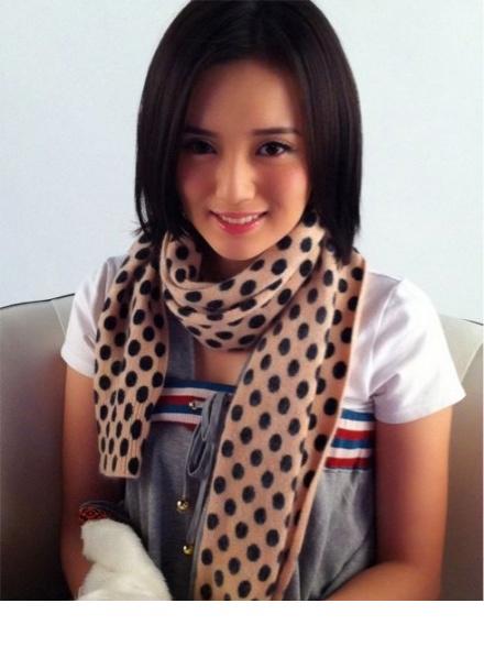 我被妈妈的情人压在身下