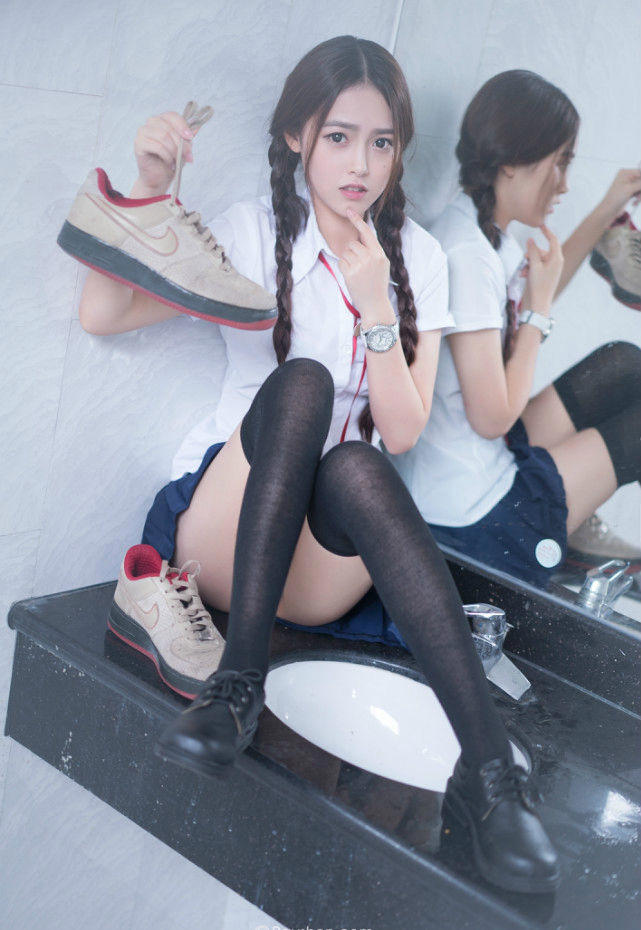 如果女朋友跟我分手了,一个月,我天天纠缠她,会会不会重新找男朋友听别人说别人跟她介绍对象她还去了?