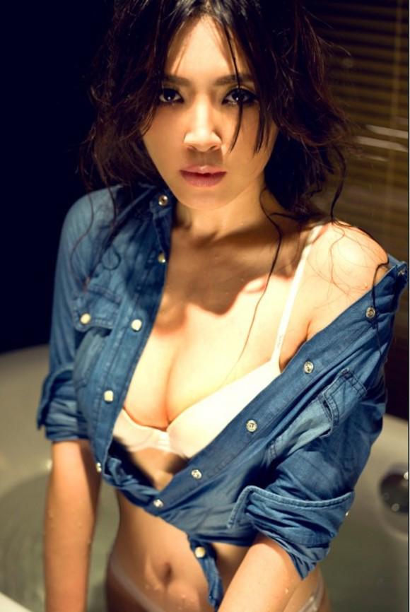 我的禽兽生涯全文 那天我把同桌摁在桌上说不要
