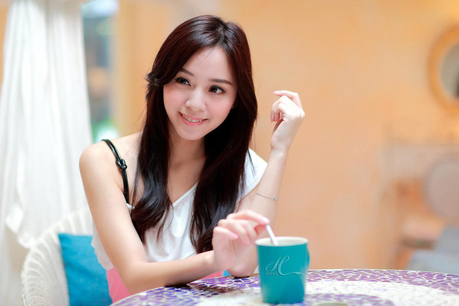 骑坐在男友腿上接吻 异地恋见面就是滚床单 闺蜜的男人睡过我