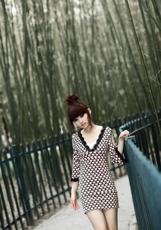 两个美妇用嘴服侍绝世美人 强扒女服务员女服