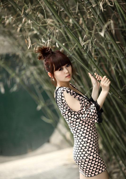 衣着暴露的风骚女邻居和老公激战