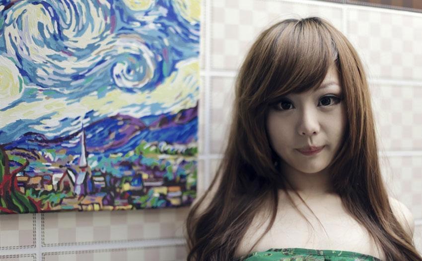 办公室的门被人撞击着 旗袍美妇和老板的关系不一般