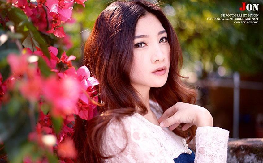 夜晚大炕上的罪恶 妈妈当着我的面和那个男人说就知道弄她